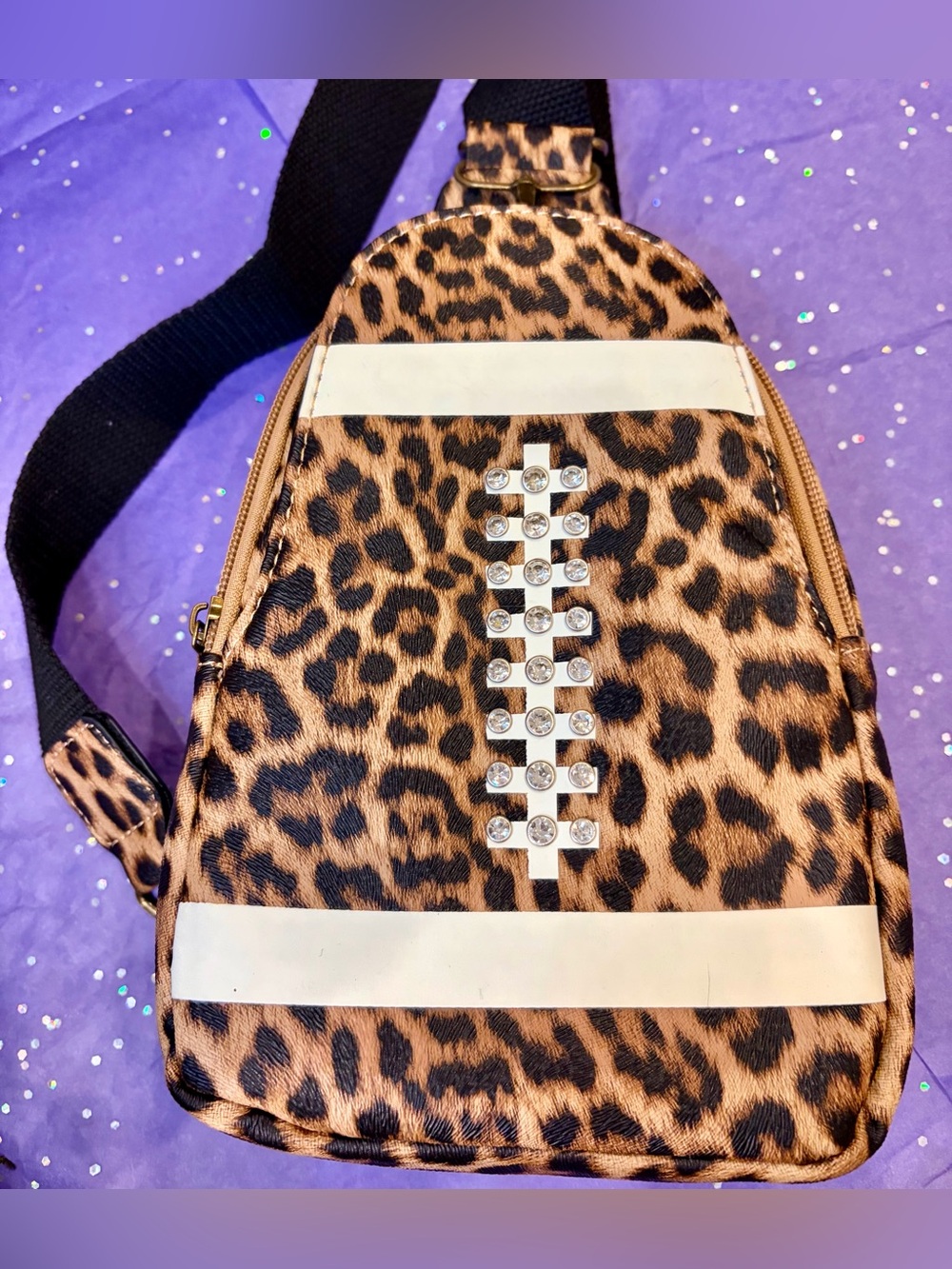 NWT SAM & HADLEY Leopard Print Crossbody Sling Bag Rhinestone Detail/Hair Clip - Picture 4 of 13